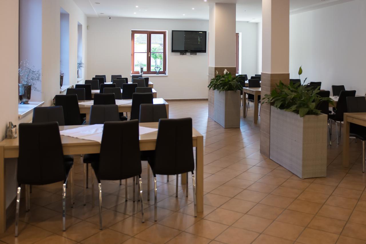 Hotel Hubert Slavonice Bagian luar foto